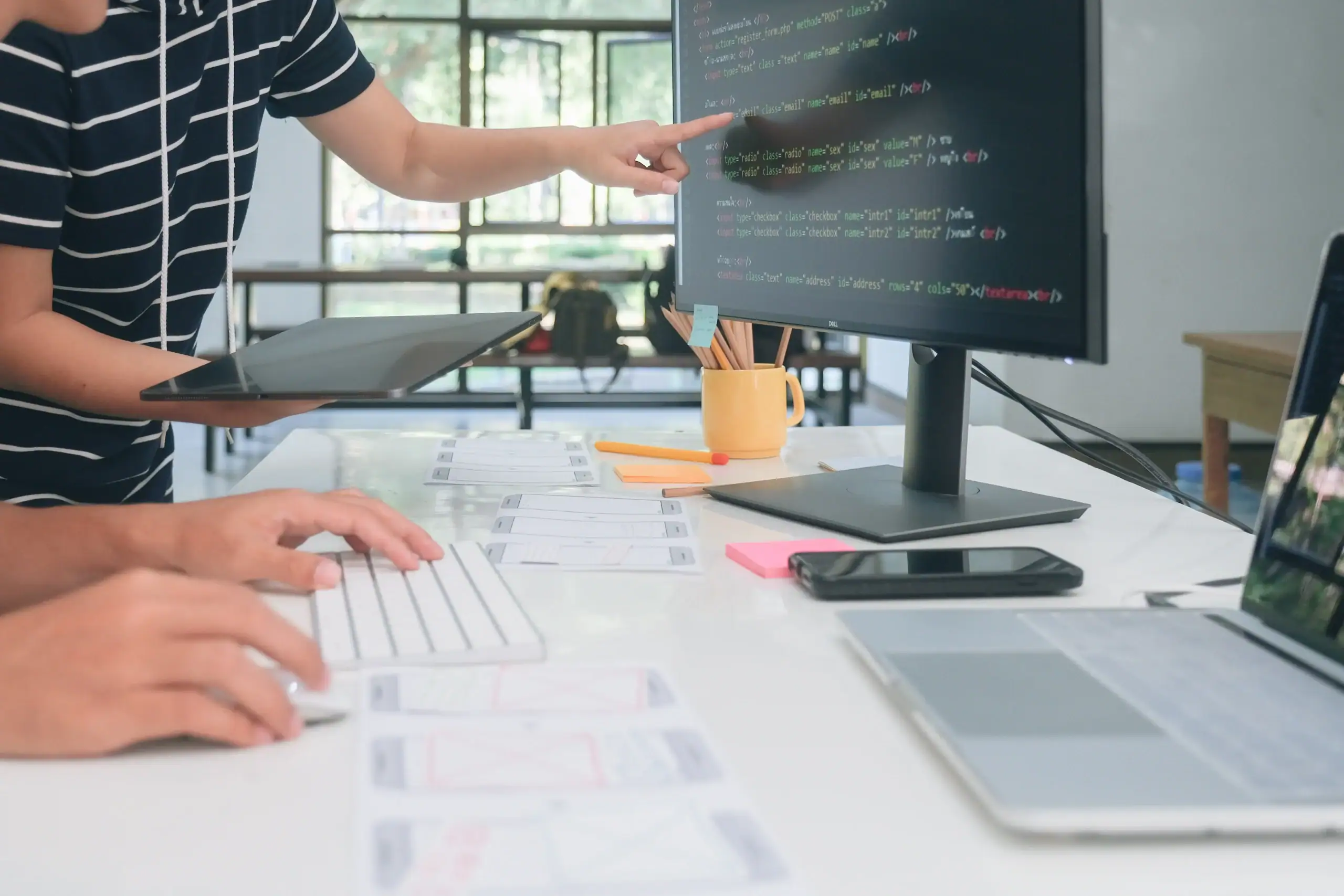 agence de création de site web à Genève : poste de travail d'un studio WordPress avec une maquette de site affichée à l'écran